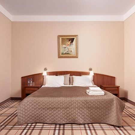 Hotel Anton By Dns Pruszków Kültér fotó
