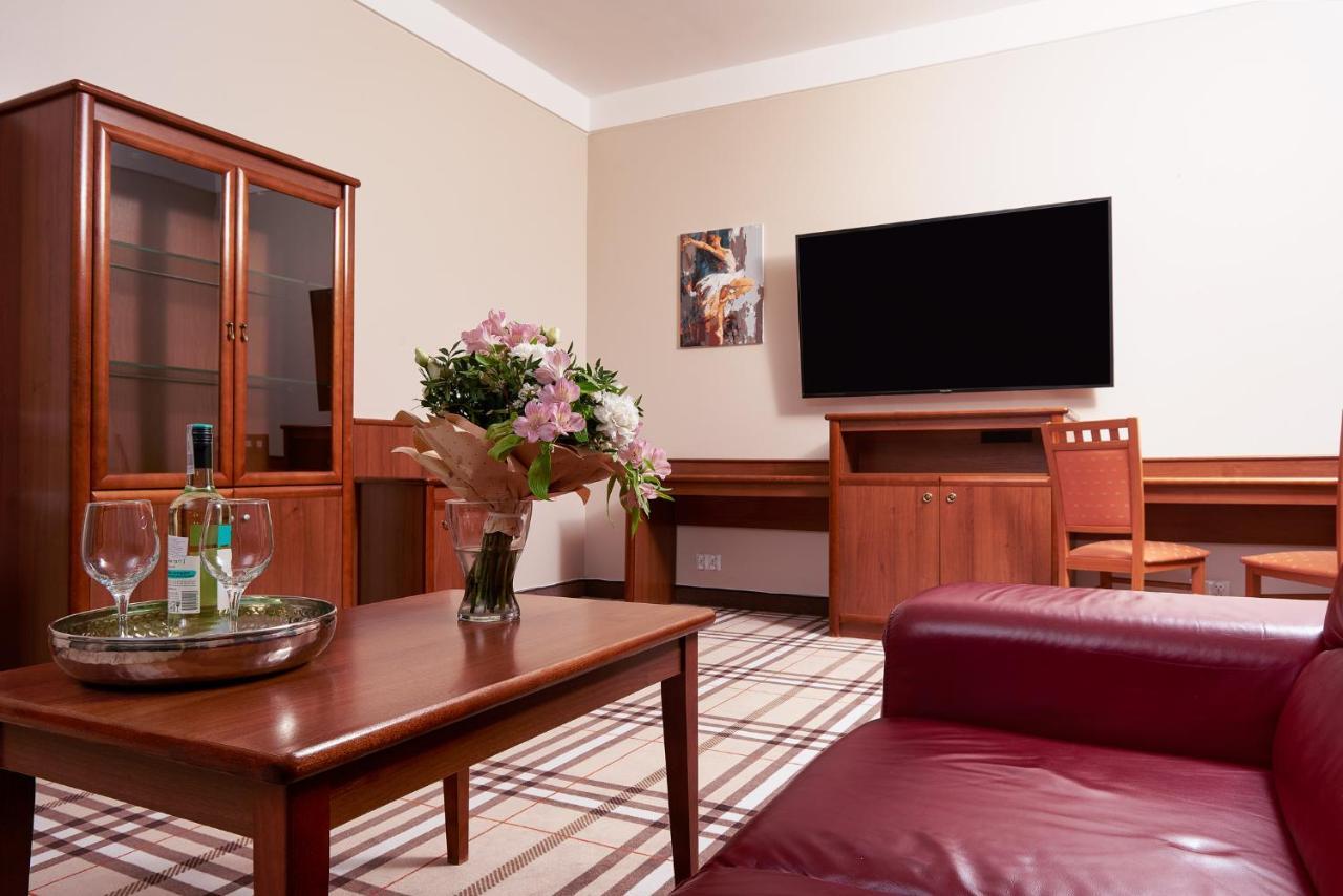 Hotel Anton By Dns Pruszków Kültér fotó
