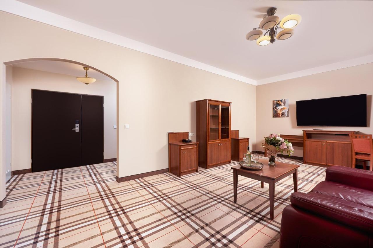Hotel Anton By Dns Pruszków Kültér fotó