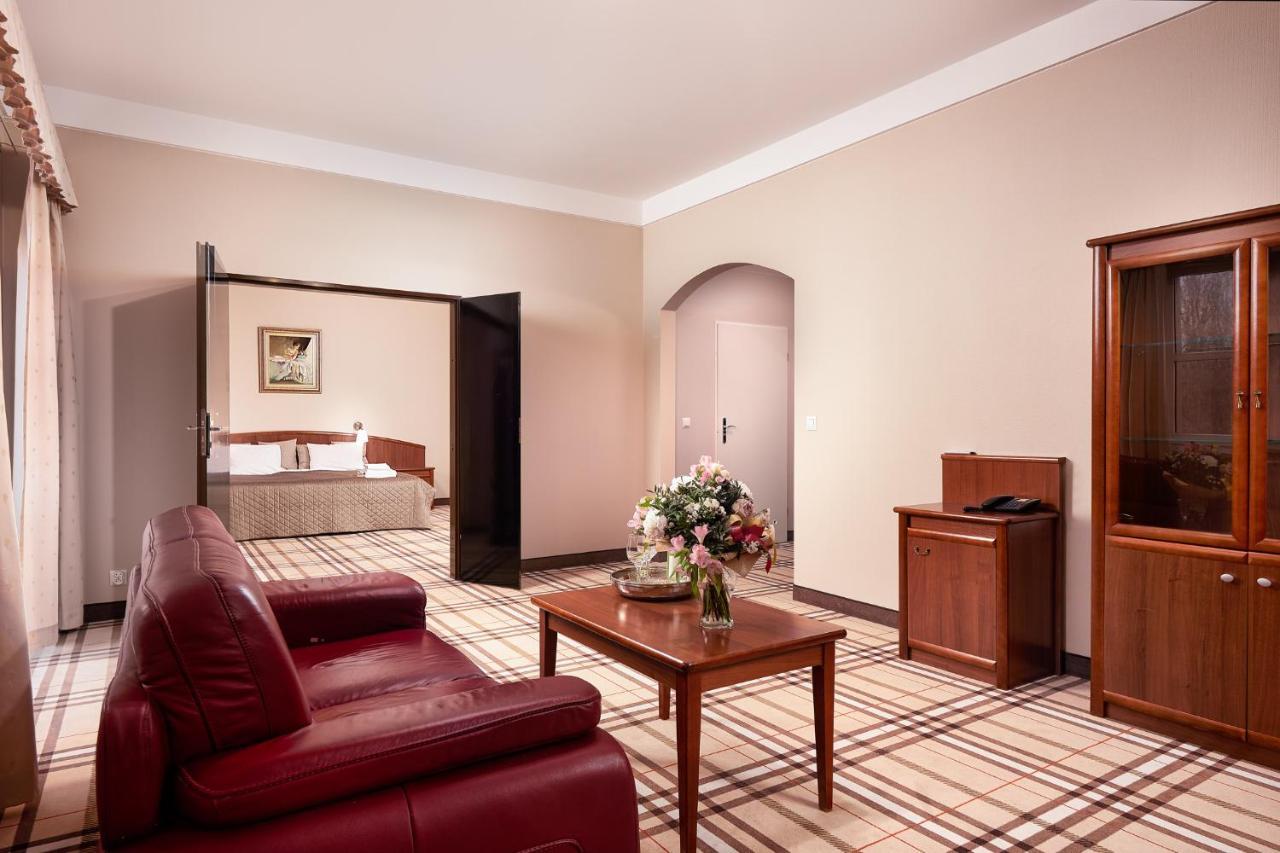 Hotel Anton By Dns Pruszków Kültér fotó